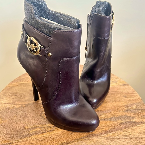 MICHAEL Michael Kors NWT Wyatt DK Chocolate Leather Platform Heel Booties Size 5 - Picture 1 of 8